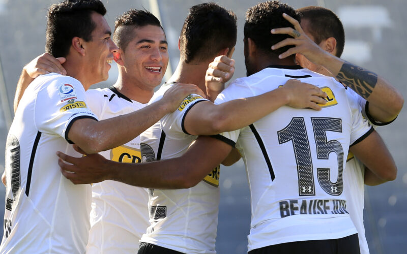 Jugadores de Colo-Colo celebrando un gol.