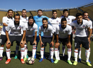 Jugadores de Colo-Colo posando para una foto.