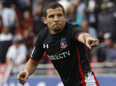 Primer plano de Emiliano Vecchio con la camiseta de Colo-Colo.