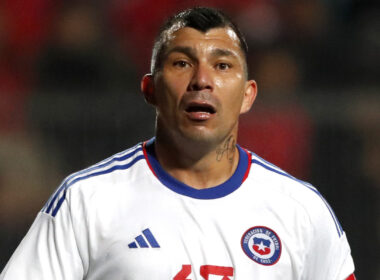 Primer plano de Gary Medel con la camiseta de la Selección Chilena.