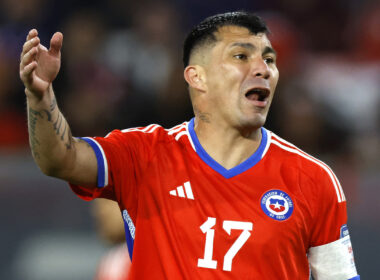 Primer plano de Gary Medel con la camiseta de Colo-Colo.