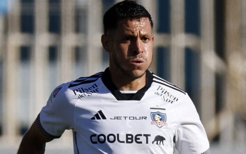 Primer plano de Ramiro González con camiseta de Colo-Colo.