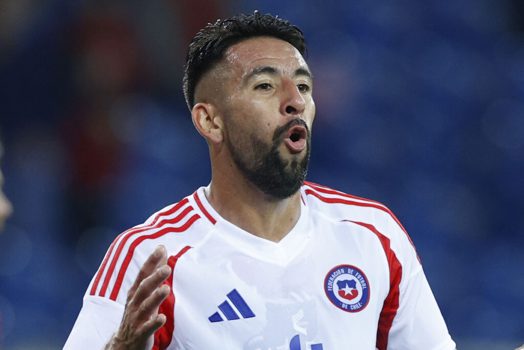 Primer plano de Mauricio Isla con la camiseta de la Selección Chilena.