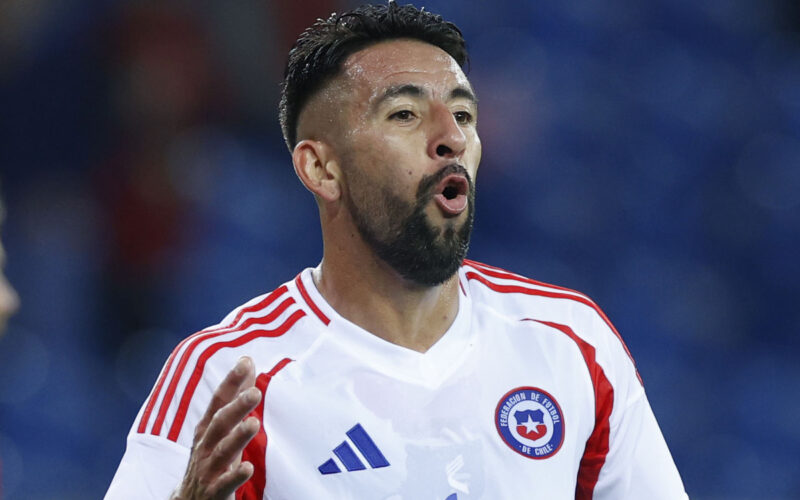 Primer plano de Mauricio Isla con la camiseta de la Selección Chilena.
