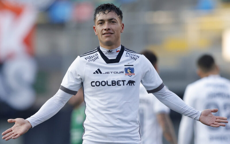 Cristián Zavala con los brazos abiertos.