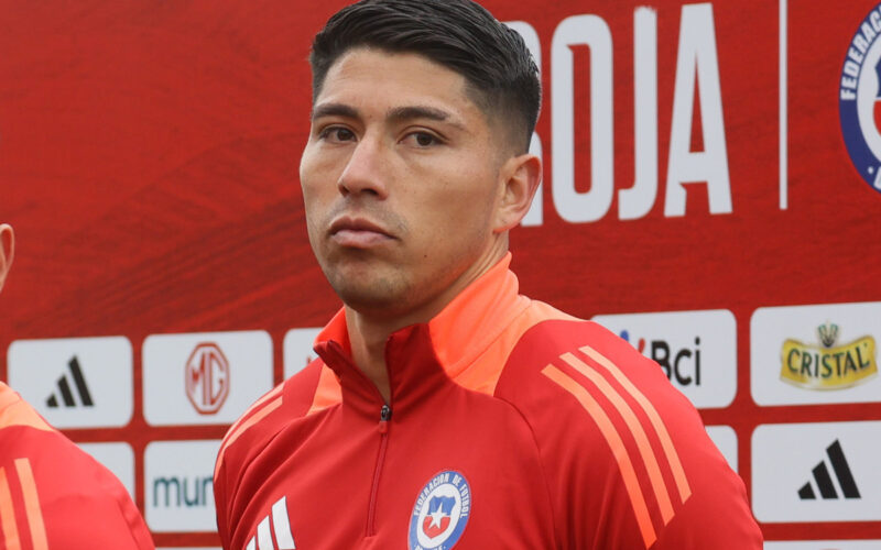 Primer plano de Brayan Cortés con indumentaria de la Selección Chilena.