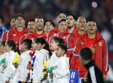 Jugadores de la Selección Chilena formados cantando el himno nacional.