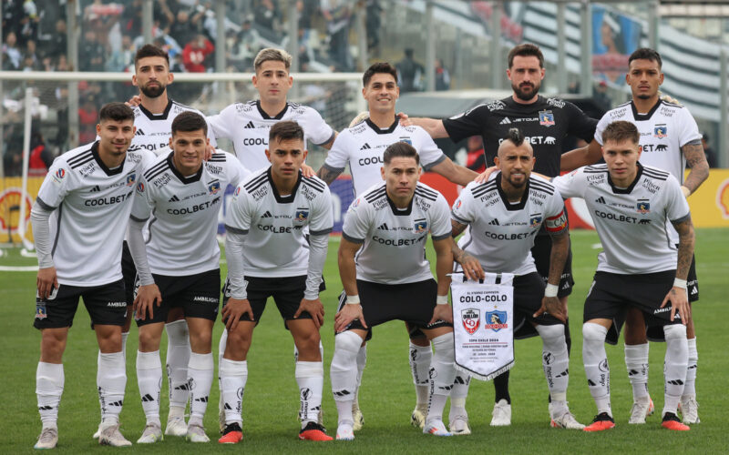 Jugadores de Colo-Colo posando para una foto.