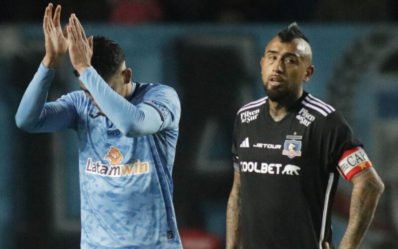 Arturo Vidal junto a un jugador de O'Higgins en un partido por Copa Chile.