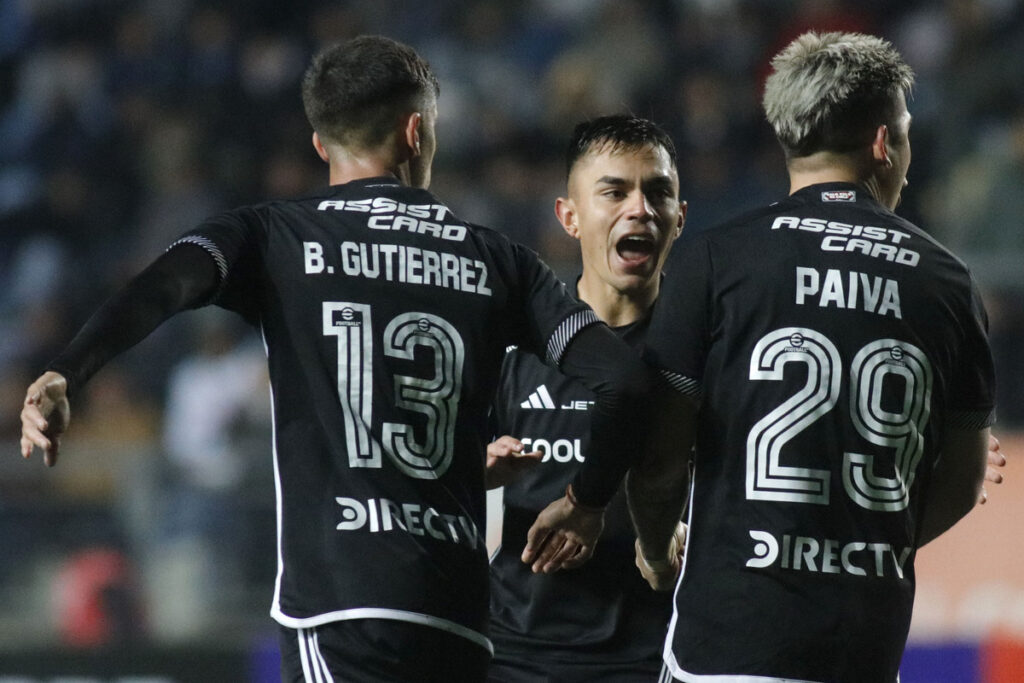 Jugadores de Colo-Colo celebrando un gol.