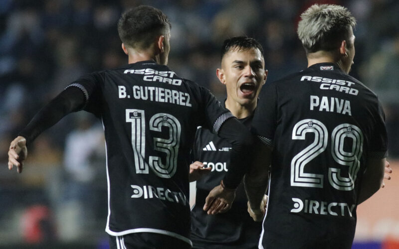 Jugadores de Colo-Colo celebrando un gol.