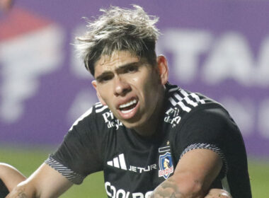 Primer plano de Carlos Palacios con la camiseta de Colo-Colo.