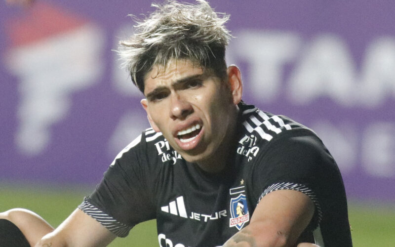 Primer plano de Carlos Palacios con la camiseta de Colo-Colo.