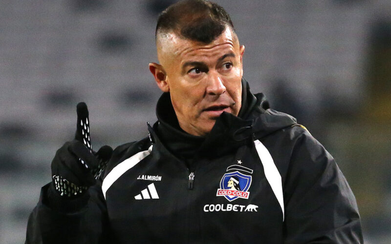 Primer plano de Jorge Almirón con indumentaria de Colo-Colo.