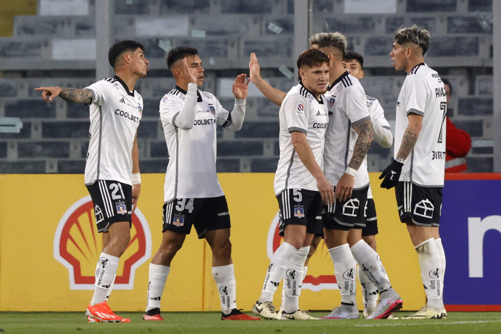Jugadores de Colo-Colo celebrando un gol.