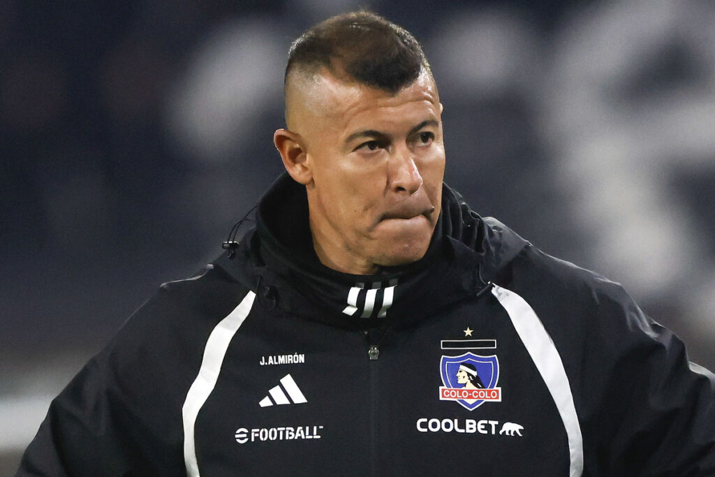 Primer plano de Jorge Almirón con indumentaria de Colo-Colo.