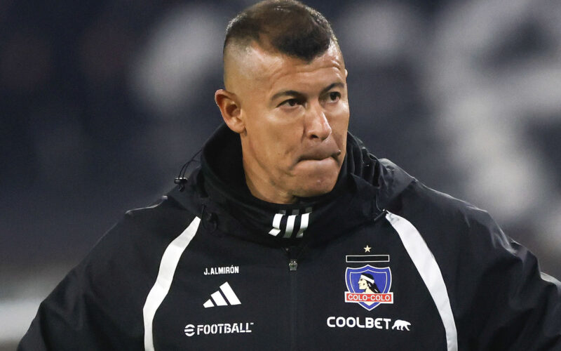 Primer plano de Jorge Almirón con indumentaria de Colo-Colo.