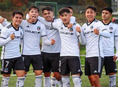 Jugadores de Colo-Colo Proyección celebrando un gol.