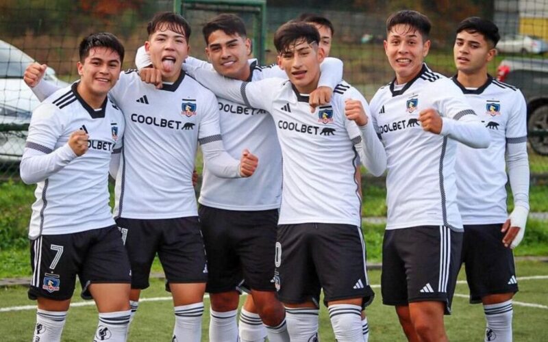 Jugadores de Colo-Colo Proyección celebrando un gol.