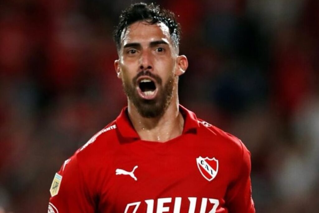 Primer plano de Gabriel Ávalos con la camiseta de Independiente de Avellaneda.