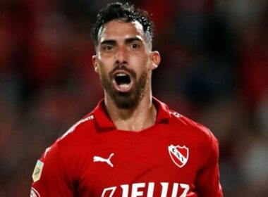 Primer plano de Gabriel Ávalos con la camiseta de Independiente de Avellaneda.