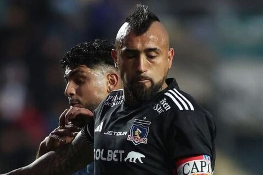 Primer plano de Arturo Vidal con la camiseta de Colo-Colo.