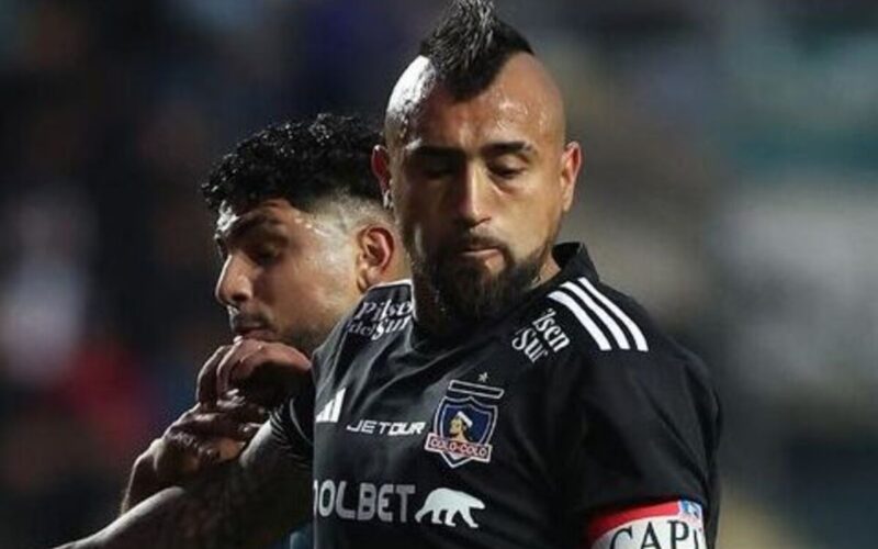 Primer plano de Arturo Vidal con la camiseta de Colo-Colo.