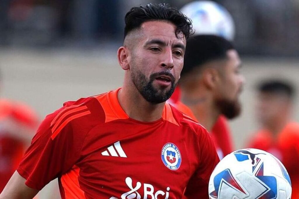 Primer plano de Mauricio Isla entrenando en la Selección Chilena.