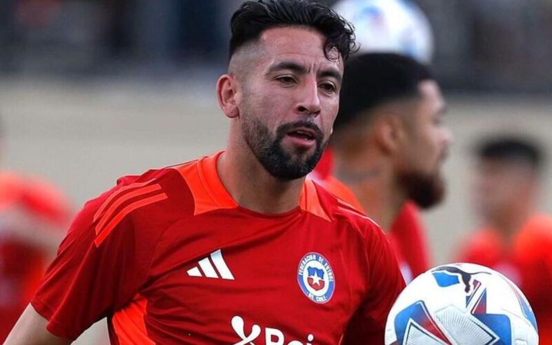 Primer plano de Mauricio Isla entrenando en la Selección Chilena.