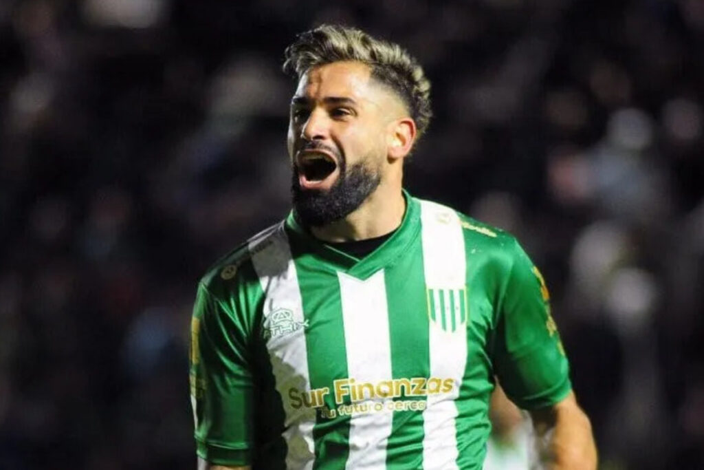 Primer plano de Milton Giménez con la camiseta de Banfield.