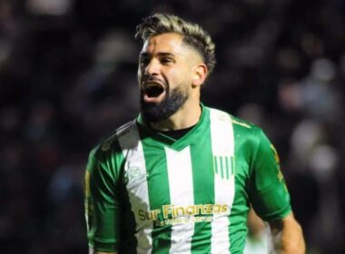 Primer plano de Milton Giménez con la camiseta de Banfield.