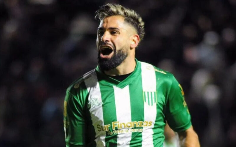 Primer plano de Milton Giménez con la camiseta de Banfield.