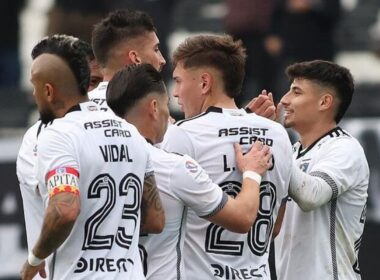 Jugadores de Colo-Colo celebrando un gol.