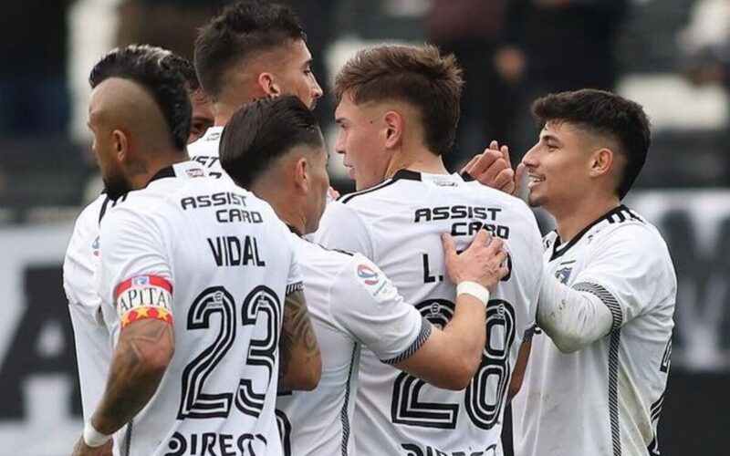 Jugadores de Colo-Colo celebrando un gol.