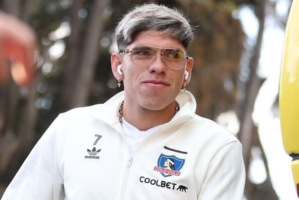 Primer plano de Carlos Palacios con indumentaria de Colo-Colo.