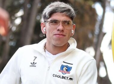 Primer plano de Carlos Palacios con indumentaria de Colo-Colo.