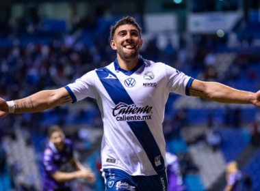 Lucas Cavallini con los brazos abiertos celebrando un gol por el Puebla.