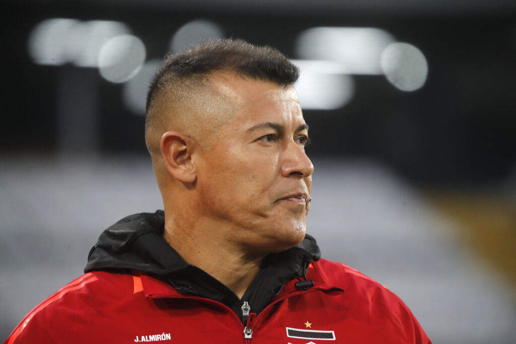 Primer plano al técnico de Colo-Colo, Jorge Almirón