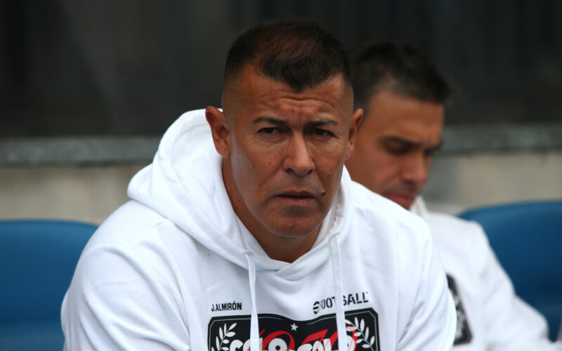 Primer plano al entrenador de Colo-Colo, Jorge Almirón