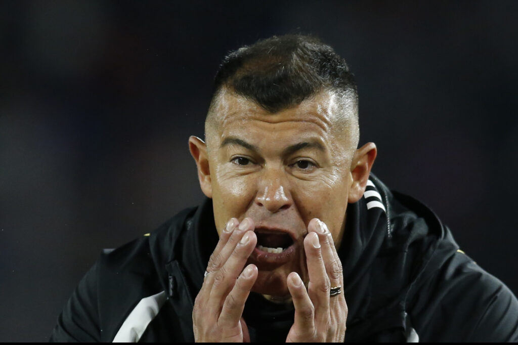 Primer plano al técnico de Colo-Colo, Jorge Almirón