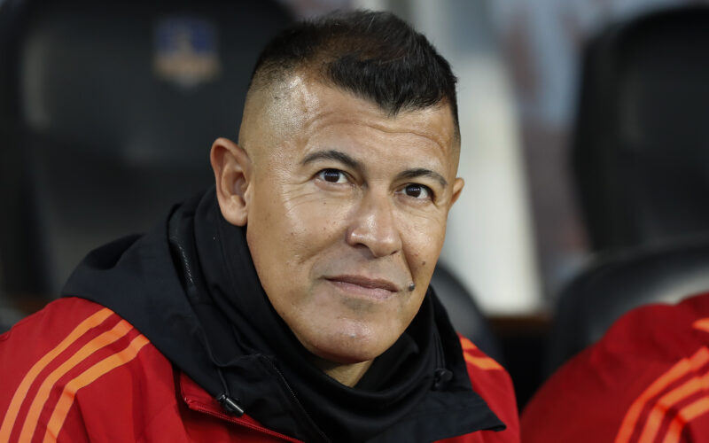 Rostro de Jorge Almirón con indumentaria de Colo-Colo.