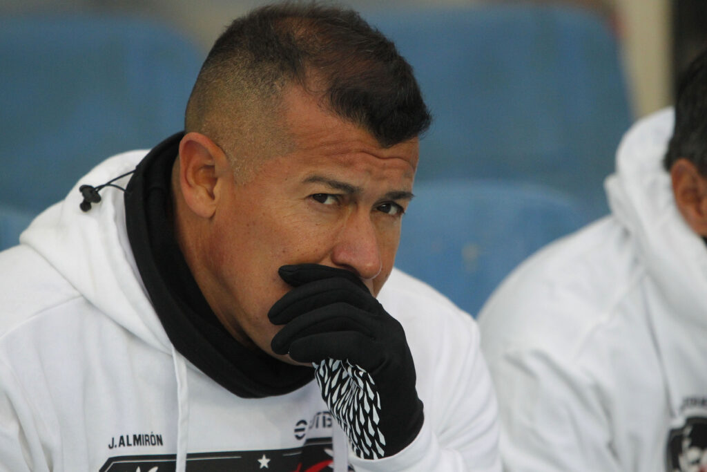 El entrenador de Colo Colo Jorge Almiron es fotografiado durante el partido de cuartos de final de Copa Chile