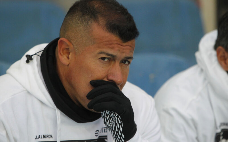 El entrenador de Colo Colo Jorge Almiron es fotografiado durante el partido de cuartos de final de Copa Chile
