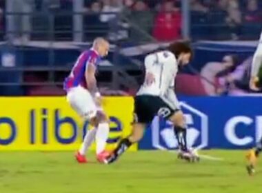 Patada de Alan Benítez sobre Maximiliano Falcón en el partido de Cerro Porteño vs Colo-Colo.