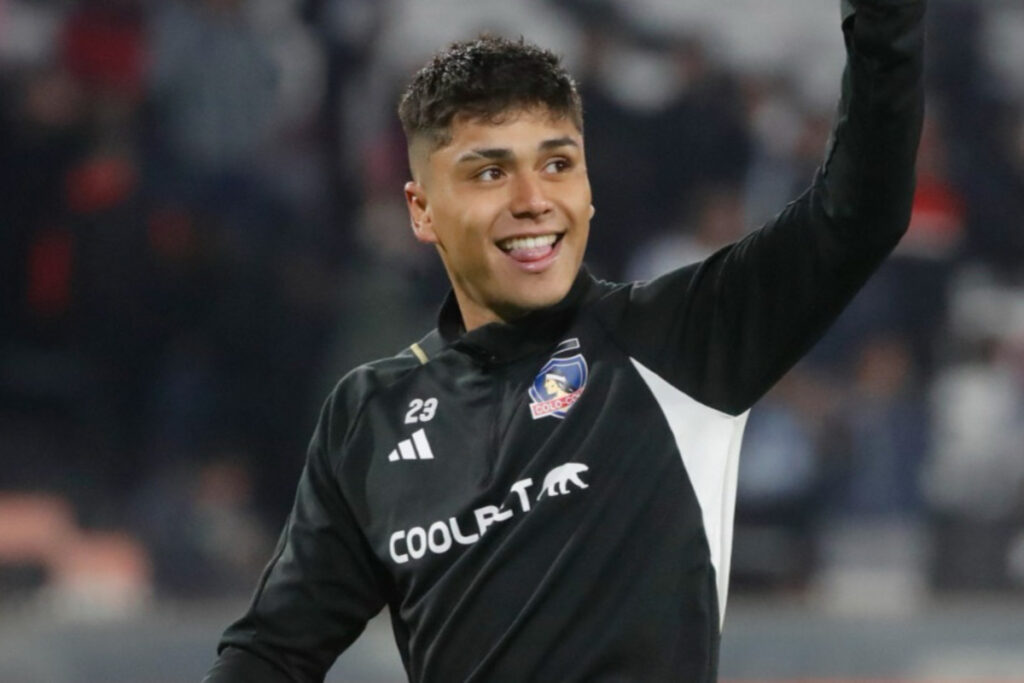 Primer plano a Damián Pizarro saludando a las galerías del Estadio Monumental.