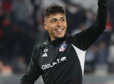 Primer plano a Damián Pizarro saludando a las galerías del Estadio Monumental.
