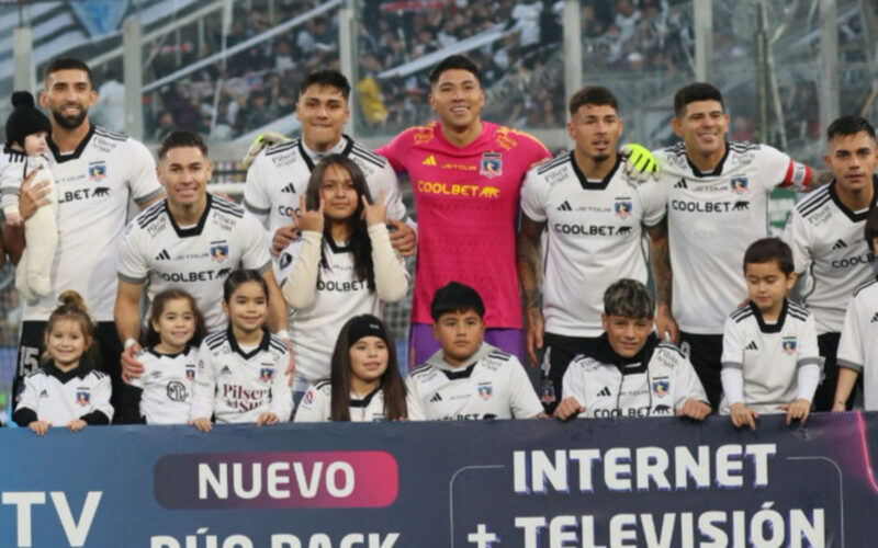 Jugadores de Colo-Colo acompañados por sus hijos en la Fecha 15