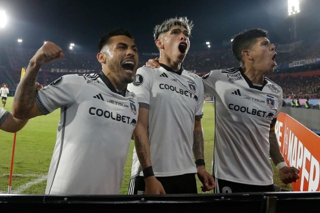 Marcos Bolados, Carlos Palacios y Esteban Pavez celebrando un gol contra Cerro Porteño