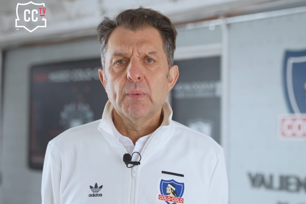Aníbal Mosa con indumentaria de Colo-Colo en el Estadio Monumental.