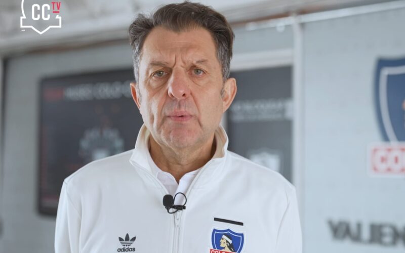Aníbal Mosa con indumentaria de Colo-Colo en el Estadio Monumental.